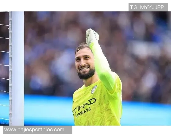 多纳鲁马勇猛出击铲断对手单刀展现门将风采 多纳鲁马勇猛出击铲断对手单刀展现门将风采